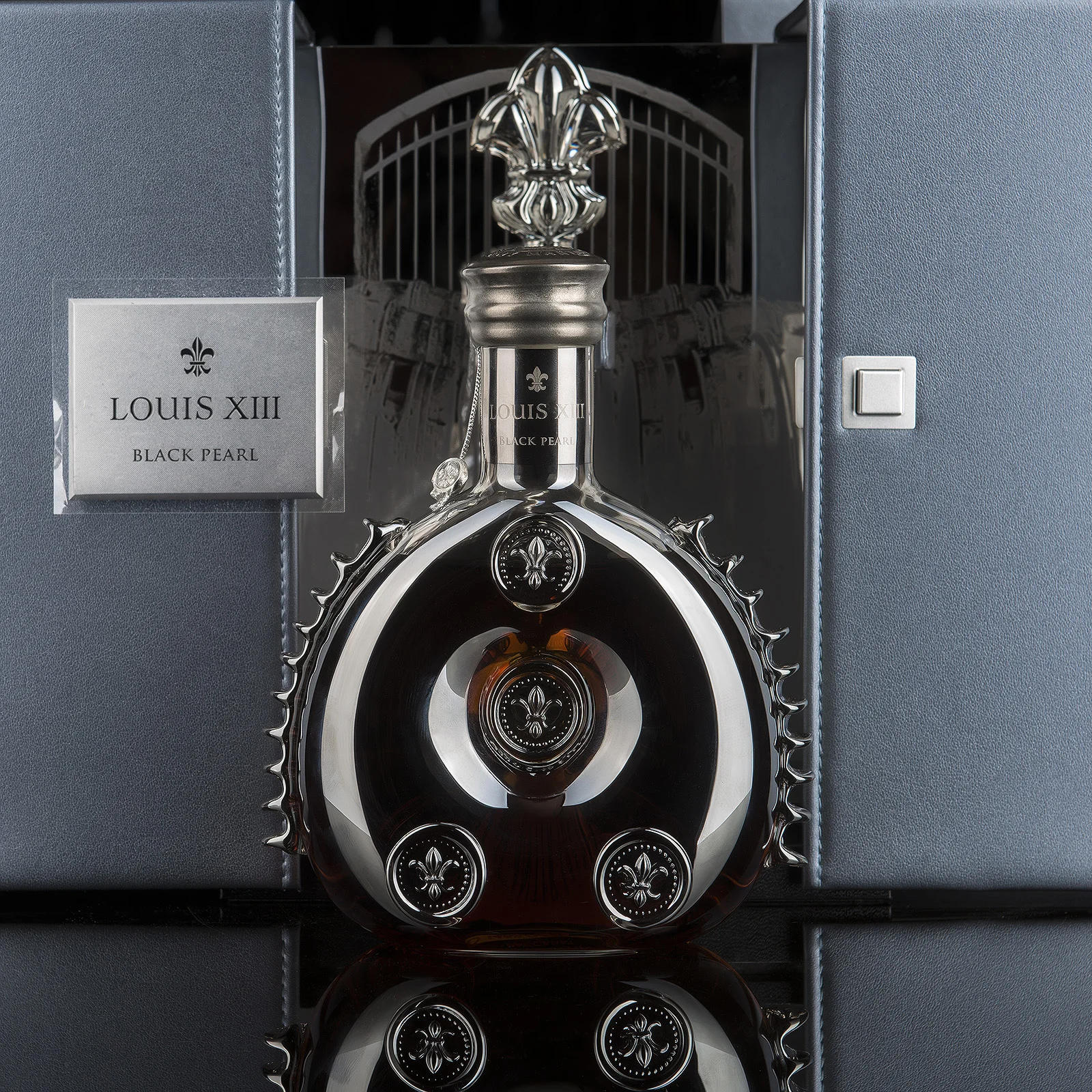 Коньяк Remy Martin Louis XIII Black Pearl   Реми Мартан Луи XIII Черная Жемчужина в подарочной упаковке 350 мл