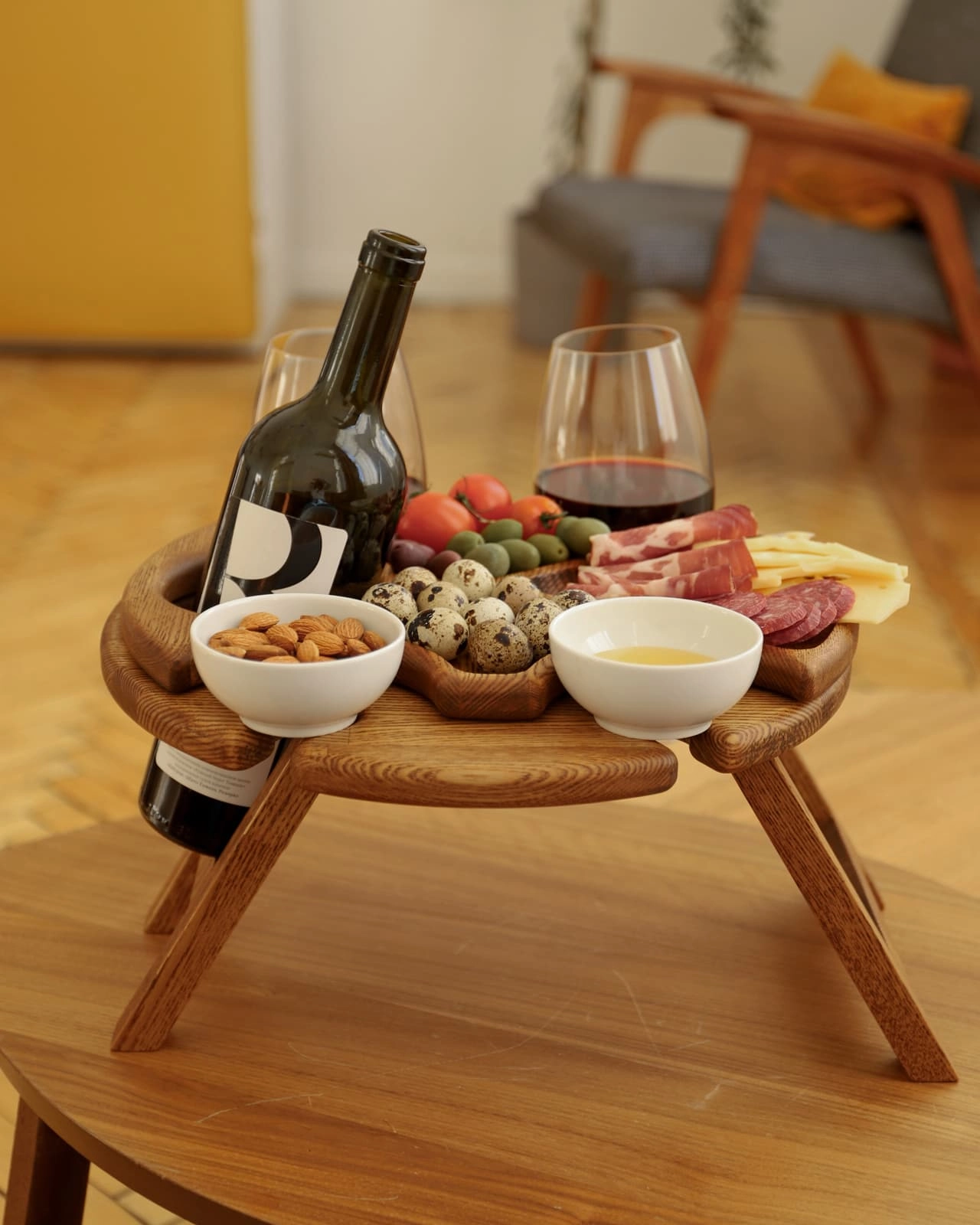 Винный столик  Welovewood  раскладной  в комплекте  с менажницей Орех