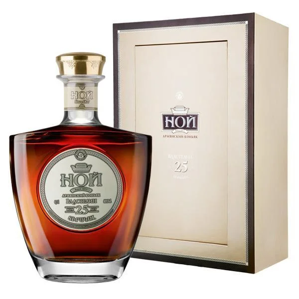 Коньяк Noy Tirakal 25 Years Old gift box Ной Властелин 25-летний в подарочной упаковке 700 мл