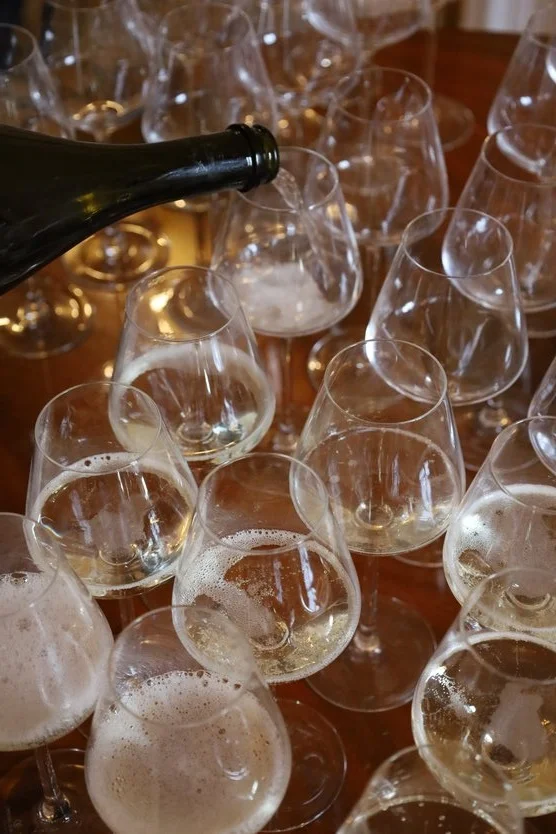 Топ-10 лучших сортов шампанского на Новый год: праздничный гид для искушенных и новичков