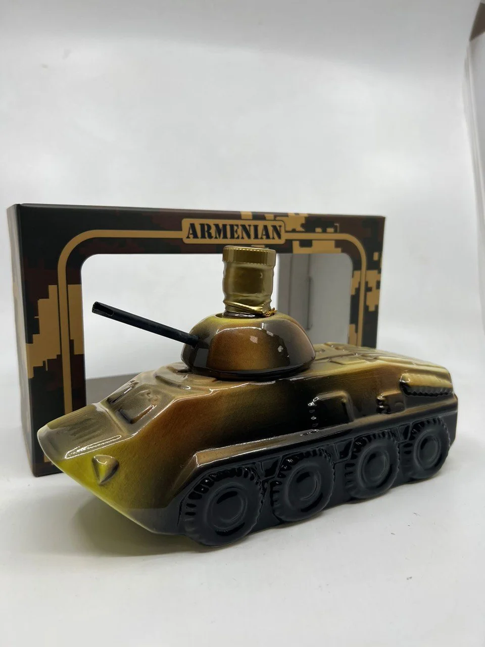 Коньяк  Прошянский  коньячный завод Бронетранспортёр керамика 7 лет   п/у  750  мл