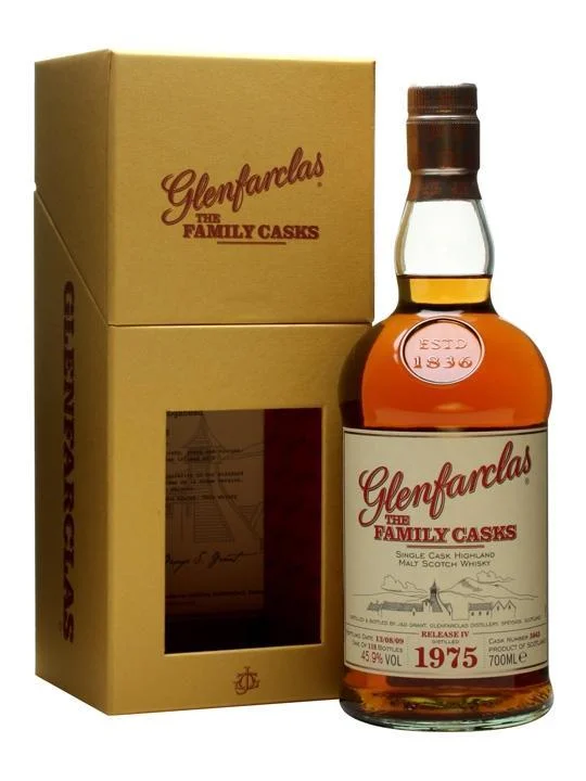 Виски Glenfarclas the Family, Гленфарклс Семейный, 1975, Casks № 5040 refill hogshead one of 220 bott 53,1% 70cl. Деревянная коробка с  окном. Casks № 5040 refill hogshead one of 220 bott 53,1% 70cl. Деревянная коробка с  окном.