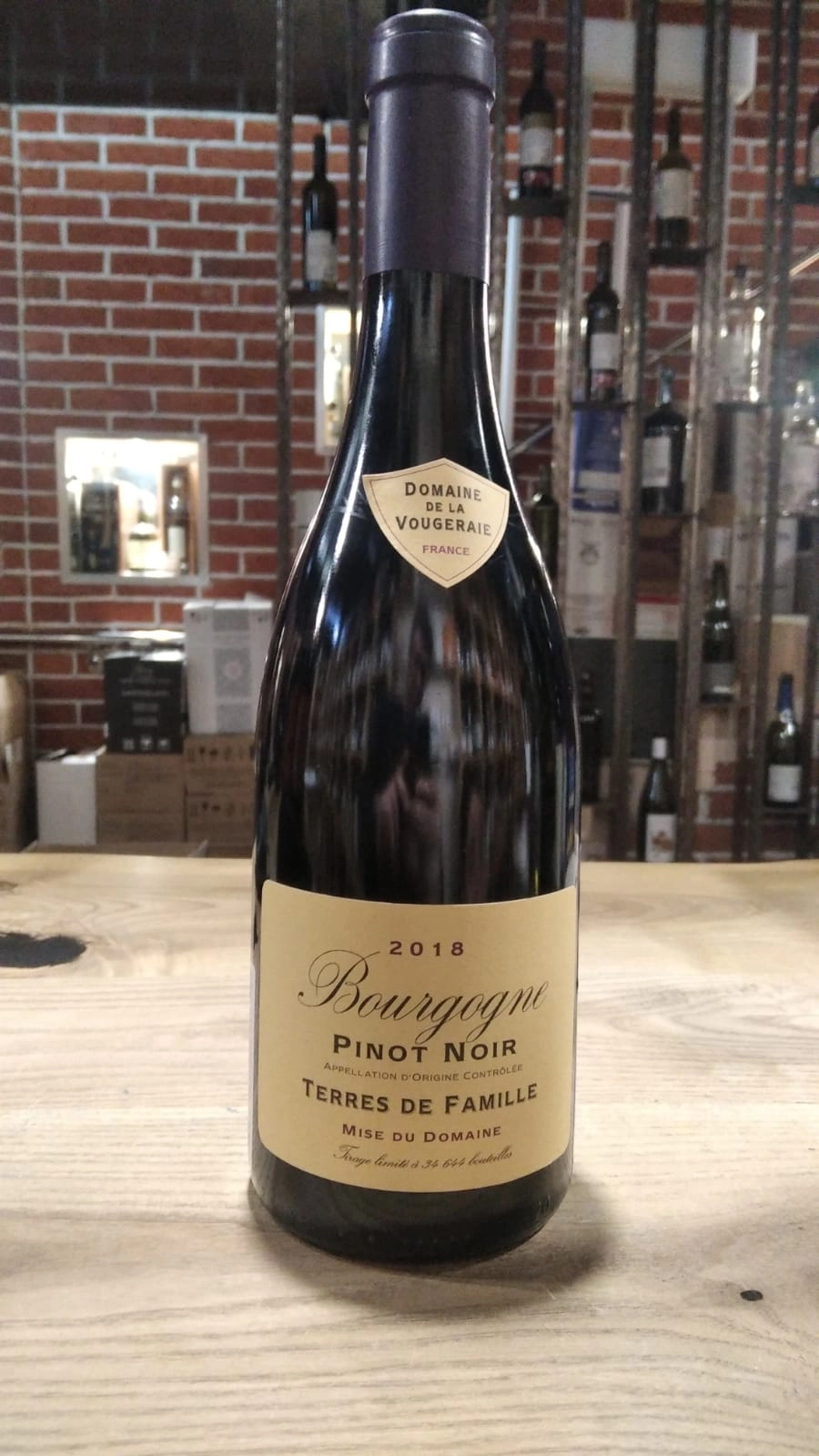 Вино  Domaine de la Vougeraie Bourgogne Pinot Noir Terres de Famille  Домен де ля Вужере Бургонь Пино Нуар Тер де Фамий 2018   750 мл 13,5%