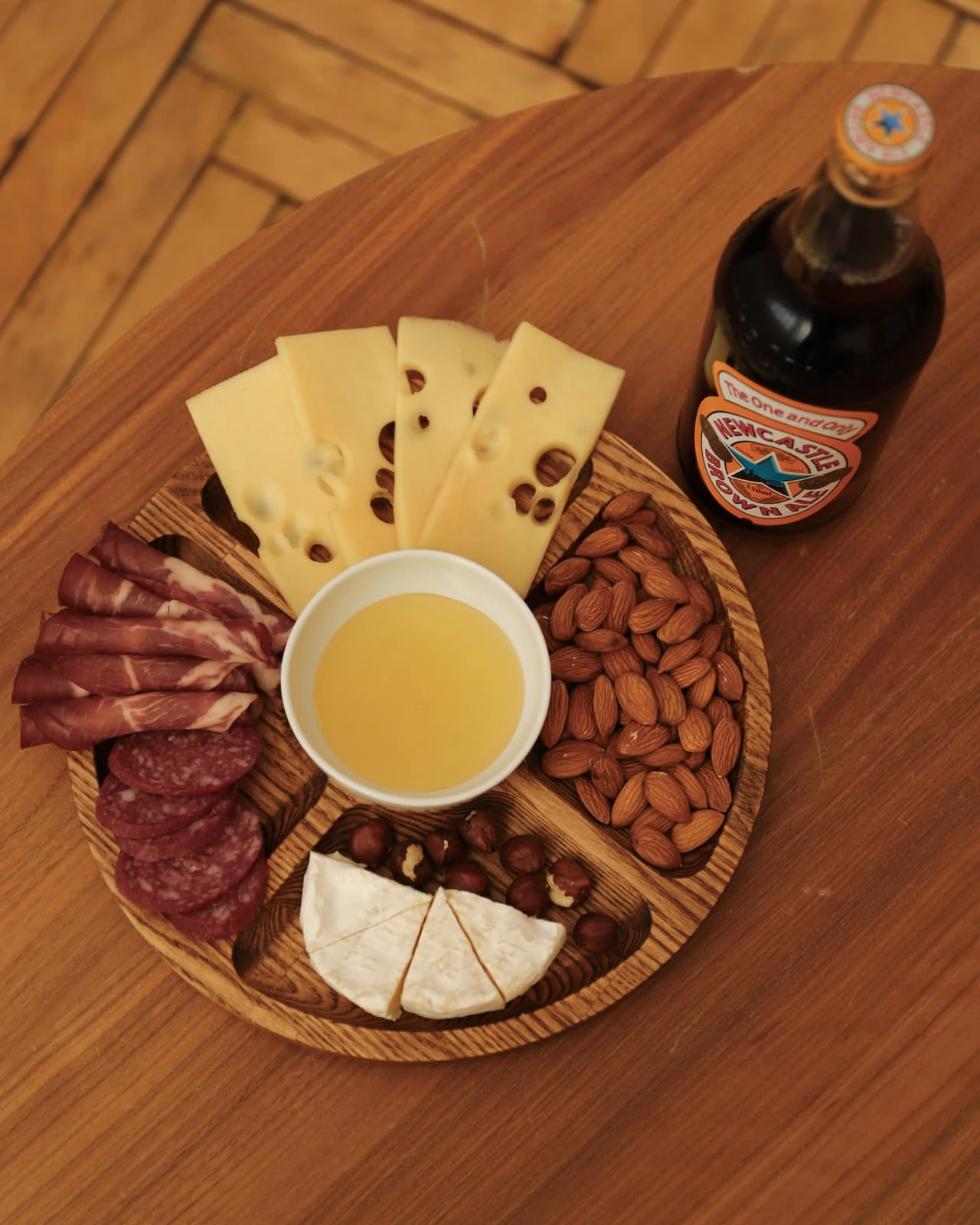 Круглая  менажница на 5 секций  Welovewood    Орех