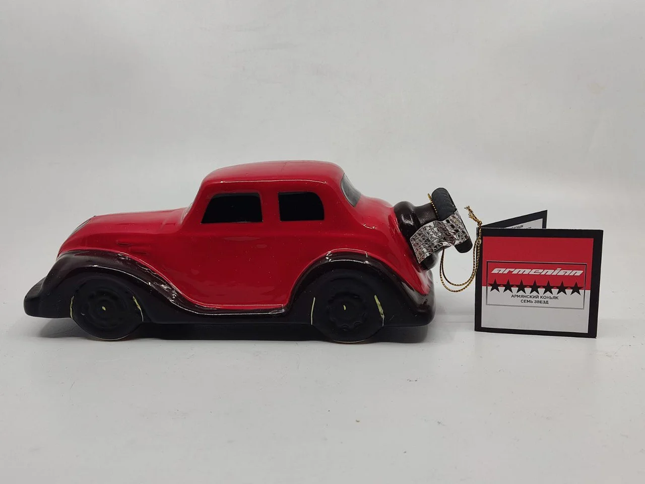 Коньяк  Прошянский Коньячный Завод  Ретро автомобиль 7 лет   в п/у  500 мл