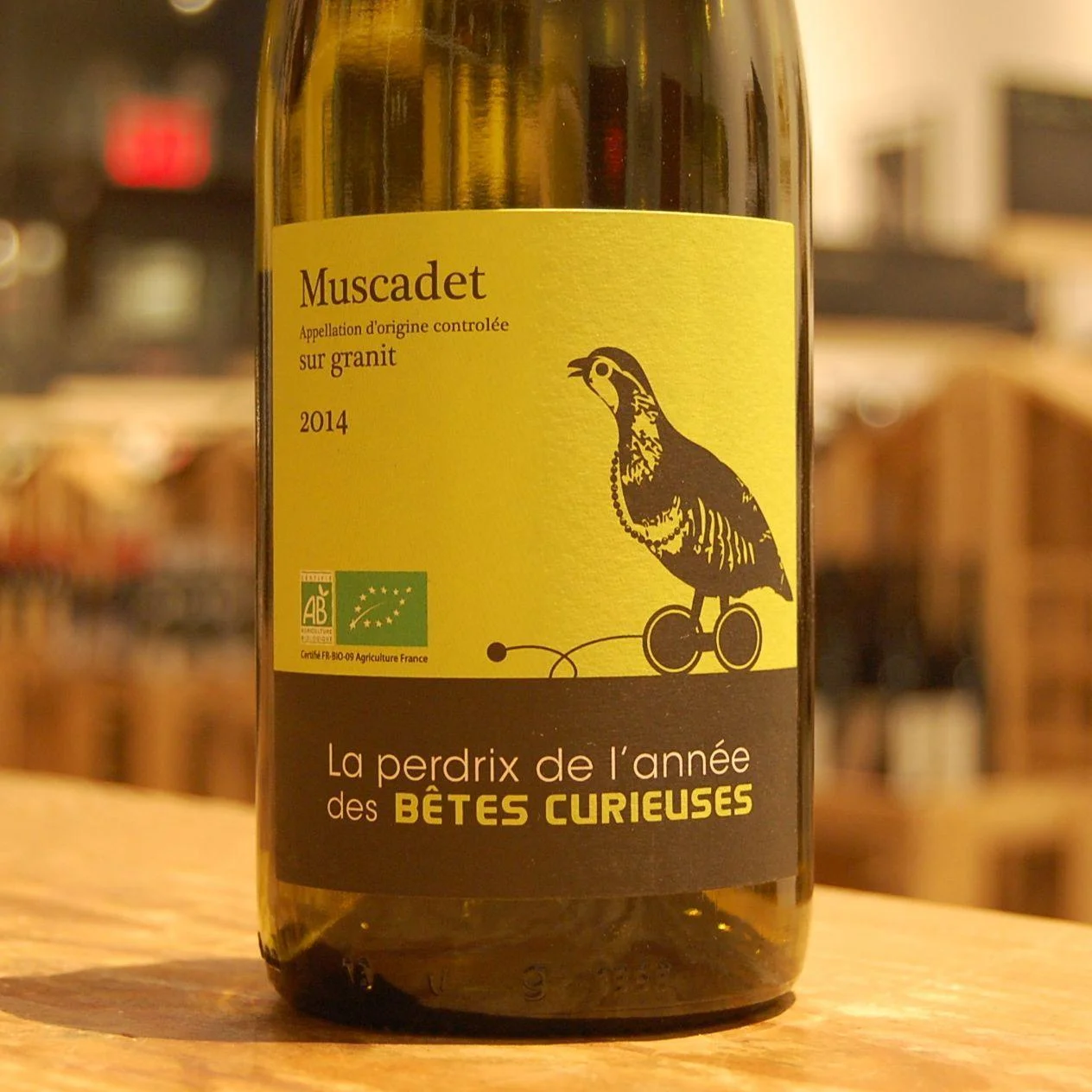 Вино Les Bêtes curieuses La perdrix de l'année Muscadet Sevre et Maine AOC Ле Бет Кюрьёз Ла Пердрикс де л`Ане Мюскаде Севр э Мен 2014 750 мл