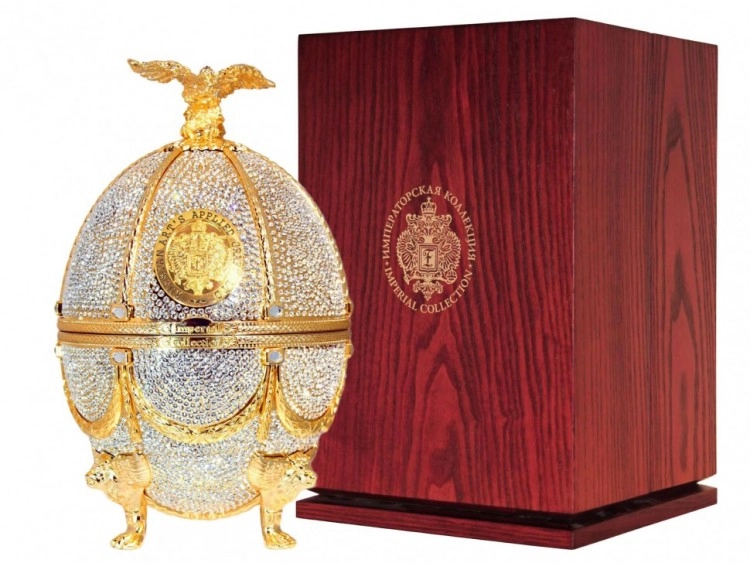 Водка Императорская коллекция  Кошерная   графин - яйцо Диамант с белыми кристаллами  в деревянной коробке 700 мл