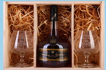 Подарочный набор  Armagnac de Montal Bas Armagnac Hors d’Age gift box 700 мл