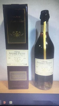 Коньяк Cognac Hors d'age André Petit  700 мл