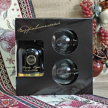 Коньяк  Поздравительный  8 лет  в п/у с 2 бокалами  500 мл