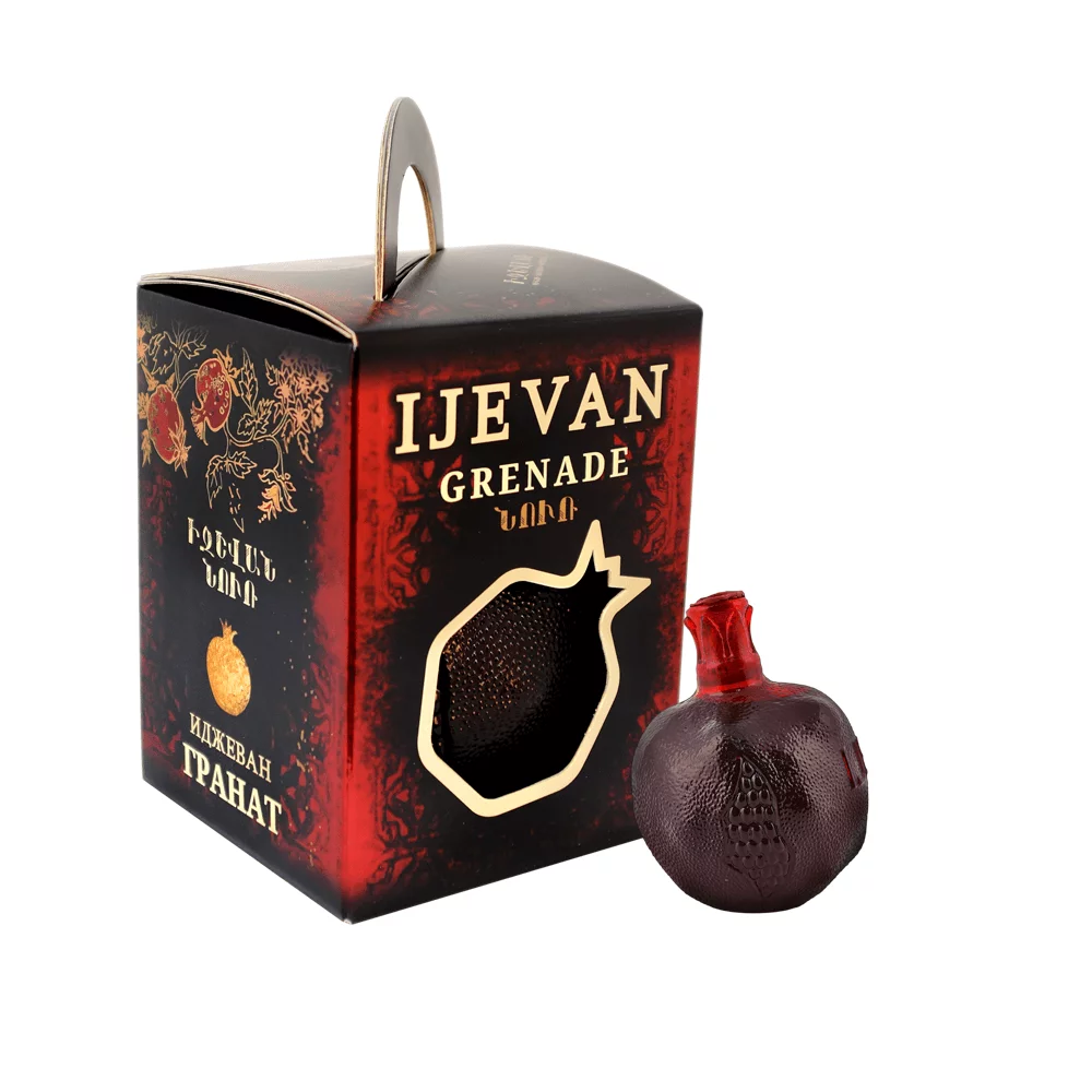 Вино Иджеван Гранат полусладкое в подарочной упаковке  750 мл