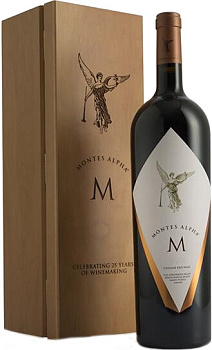 Вино Montes Alpha M wooden box Альфа М в деревянной коробке 2020 1500 мл 14,5%